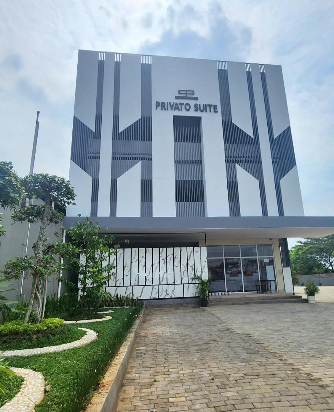 Oyo 2816 Privato Suite Kembaran Exterior photo