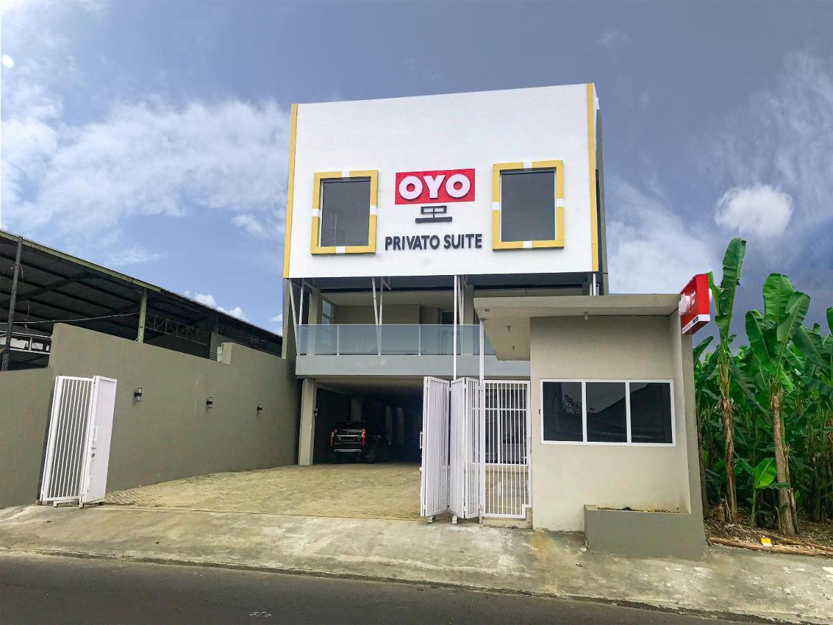 Oyo 2816 Privato Suite Kembaran Exterior photo